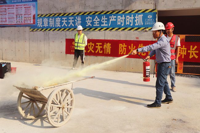 曾劲松进行灭火器材使用培训。。。。。。。。周煜川 摄（建图）.jpg