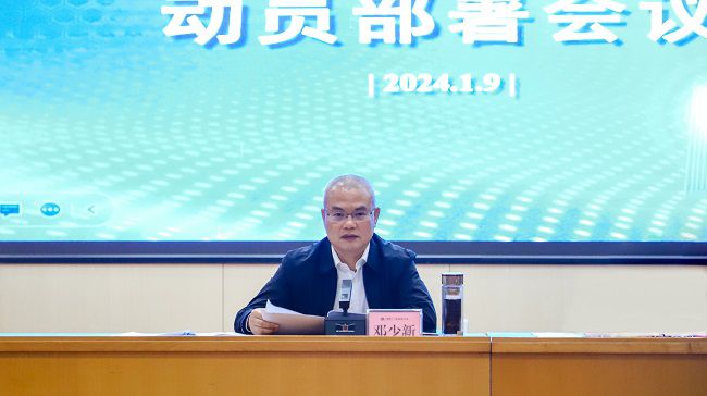 邓少新讲话  郑诗宝 摄。。。。。。（建图）.jpg