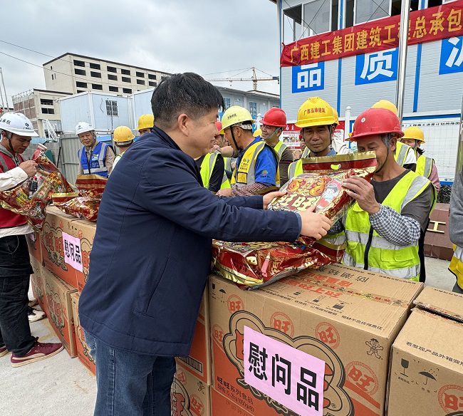 发放慰问品。。。。。。。韦艳雷 摄（建图）.jpg
