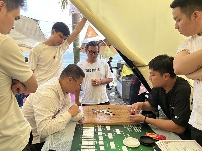 五子棋角逐现场。。。。。。。。杨钰 摄（2）.jpg
