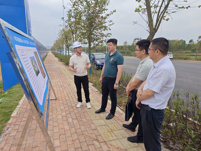 1713141696410049.jpg 听取项目介绍(建图).jpg