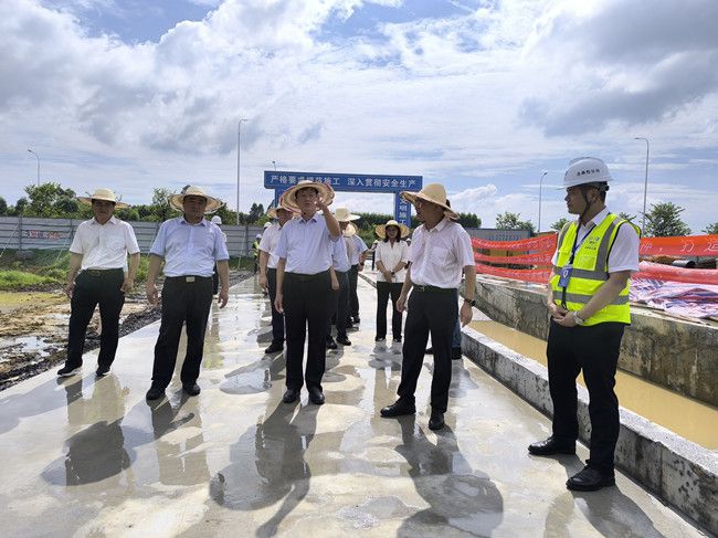 何朝建在项目现场。。。。。江家兵摄（建图）.jpg