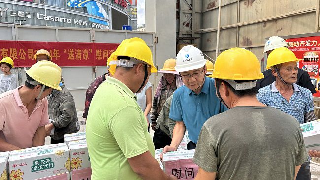 发放慰问品1。。。。。容芝雅 摄（建图）.jpg