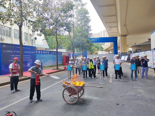 梅锦辉示芳火器操作。。。。。；；；；；；票ι 摄（建图）.jpg