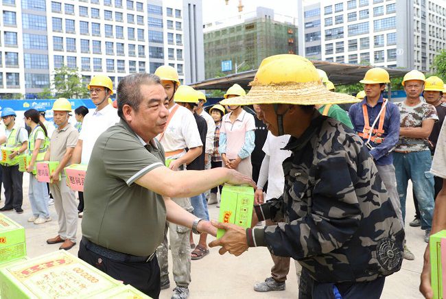 陈家坚为工人奉上慰问品（建图版）.jpg