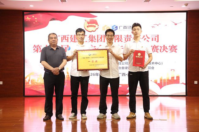 1782865440105384.jpg 陈家坚为获得一等奖选手颁奖(建图版).jpg